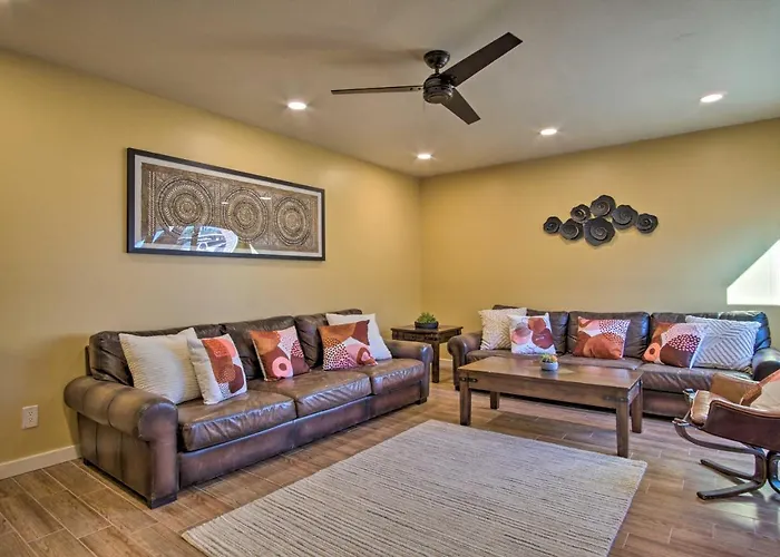 Holiday home Eastside W/ Pool Near Hiking! *
