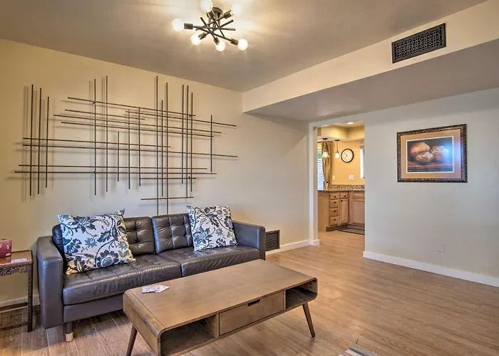Eastside W/ Pool Near Hiking! Holiday home