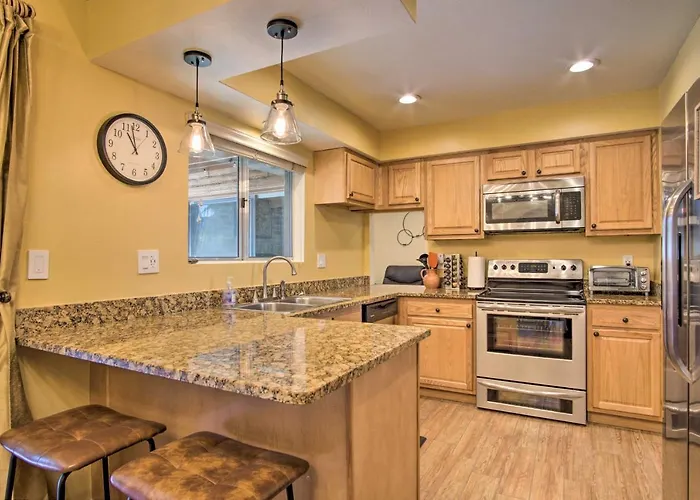 Eastside W/ Pool Near Hiking! Holiday home