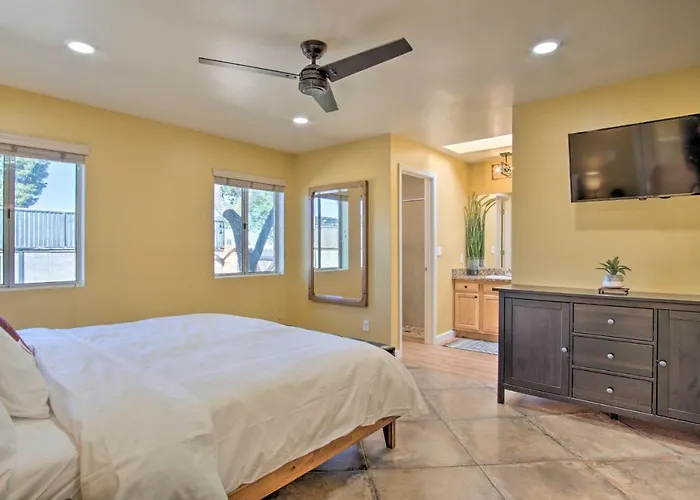 Eastside W/ Pool Near Hiking! Tucson